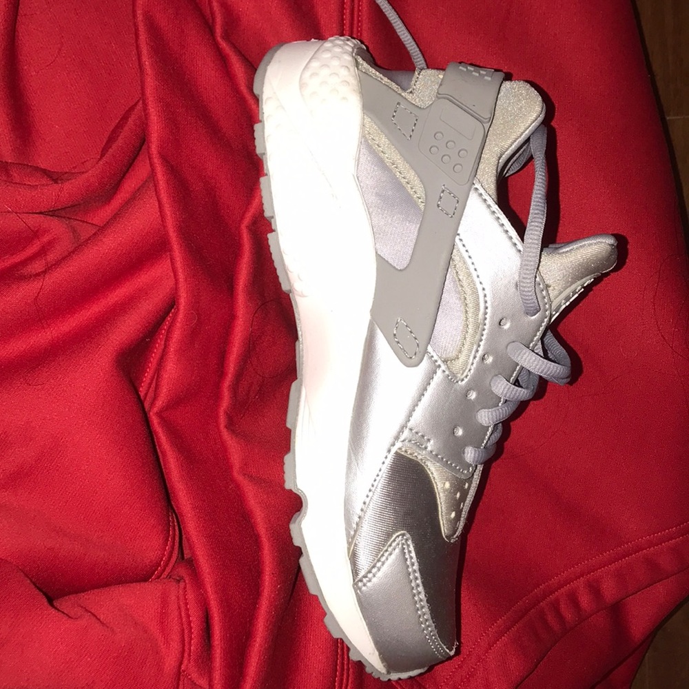 Great condition Hurache Silver sneakers